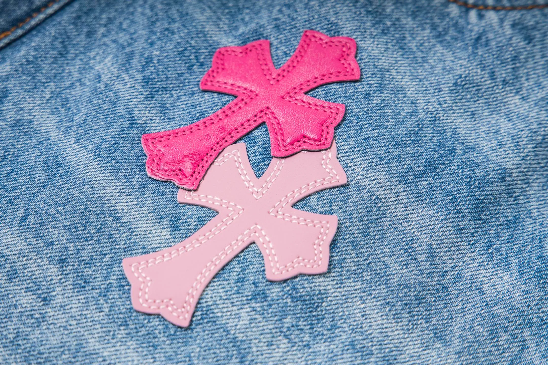 P260 High version (evergreen version) Chrome Hearts 25FW CH blue trousers pink leather cross bamboo jeans adopt patchwork elements, mostly presented in the shape of a cross, with glitter on the leather surface. Unique design, simple and elegant details, exquisite workmanship, neat lines of the entire trousers, and in place details! It’s also so cool that both men and women can easily control it. It’s a gender-neutral trendy up version. Style number: 1728# Color: blue pants and pink leather Size: 28 30 32 34 36